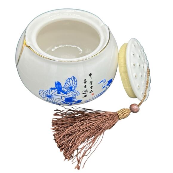 Chinese Ceramic Tea Caddy with Blue Crane Design Airtight Lid with Tassel - Picture 4 of 15